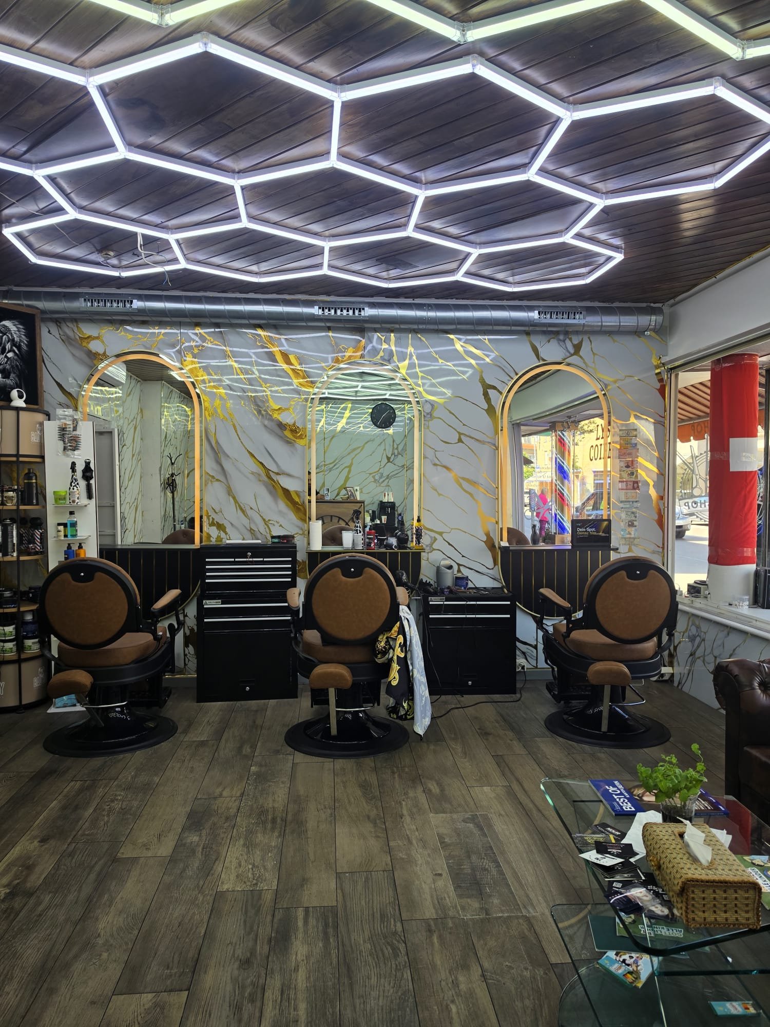Salon mit Marmor und Barberchairs